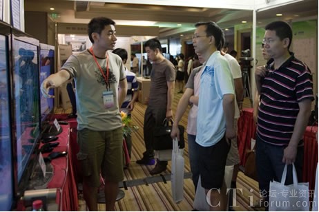 華平工作人員為觀眾解說(shuō)