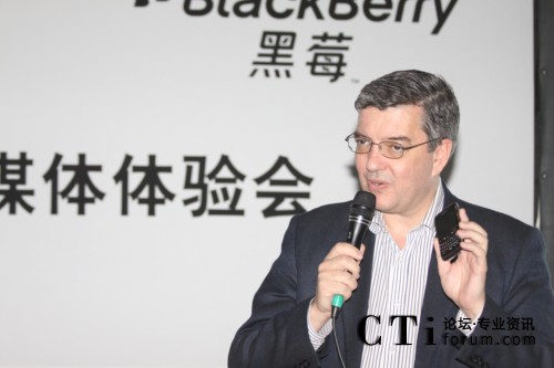 RIM公司中國區(qū)總裁謝國睿先生 展示黑莓8980 Curve智能手機
