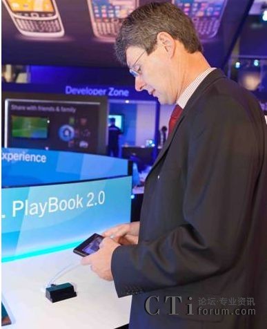 RIM公司總裁兼首席執(zhí)行官Thorsten Heins先生體驗BlackBerry尖端科技產(chǎn)品