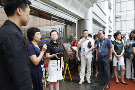 藍(lán)光集團(tuán)總裁任霞女士像中程聯(lián)盟與會(huì)代表致歡迎辭